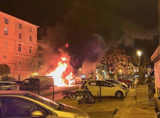  Incendiu di cuntenidori in Bastia è trè vitture dannighjate