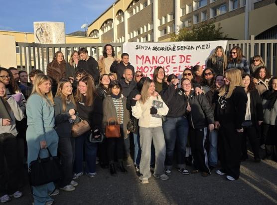 Insignanti, elevi, è persunali amministrativi di a cità sculare di Montesoru impenseriti