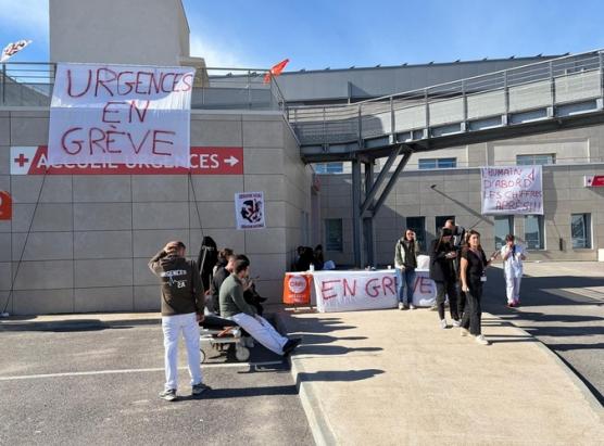 A zerga di l’urgentisti davant’à a prefettura d’Aiacciu