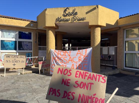 Numerose addunite di parenti d’elevi contr’à suppressione pussibule di classe