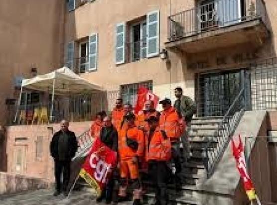 Fine di a greva ind’è l’agenti di a culletta di scarti in Nebbiu