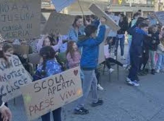 Mubilisazione contr’à a chjuditura d’una classa in Aleria