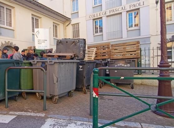 A cità sculare di Corti bluccata da liceani