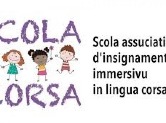 I membri di Scola Corsa adduniti davant’à a prefettura