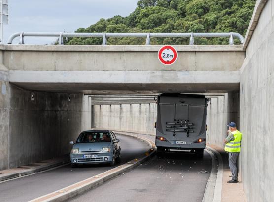 In Aiacciu, un camiò incastratu in un tunellu