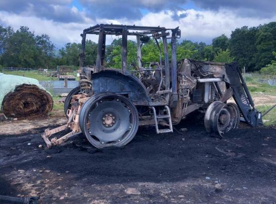 Un trattore incendiatu in Prunelli di Fiumorbu