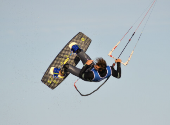Un omu chì praticava u kitesurf succorsu nant’à a marina di Capu Laurosu