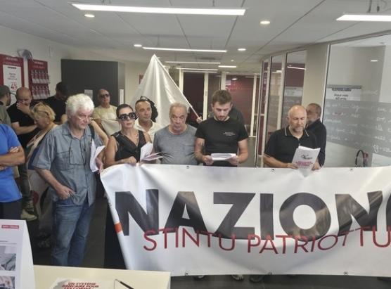 Militanti di Nazione occupanu un'agenza bancaria
