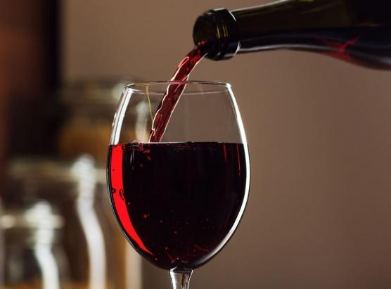 Attenti à i falzi vendidori di vini