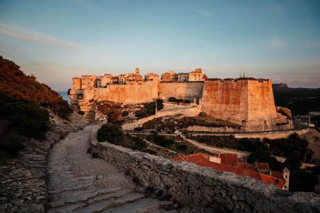 Bonifacio au fil de l'histoire, scrittu da un cullettivu direttu da Alain Di Meglio è Emilie Tomas, edizione Albiana