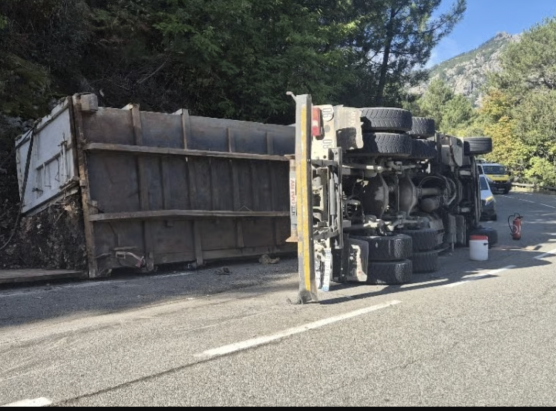 Un camiò si rinvercia nant’à a strada in Vivariu